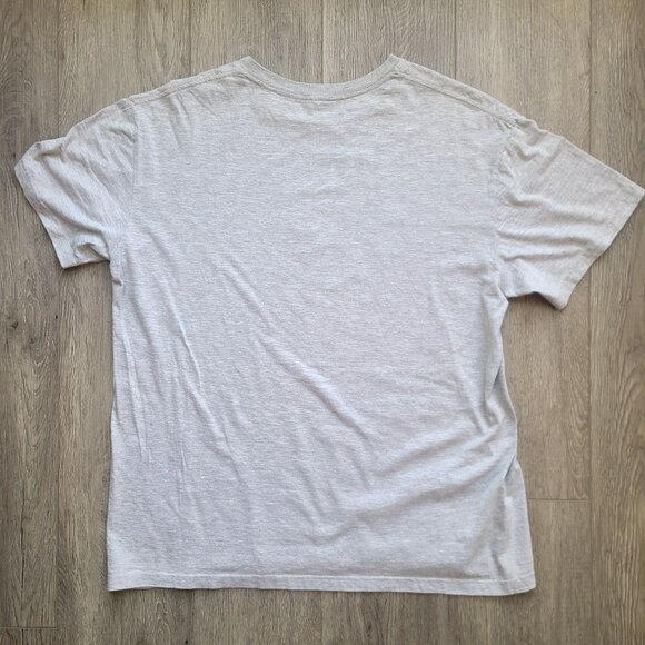 Gray Banksy Man Throwing Flowers print t-shirt, size XXL - Picture 7 of 7